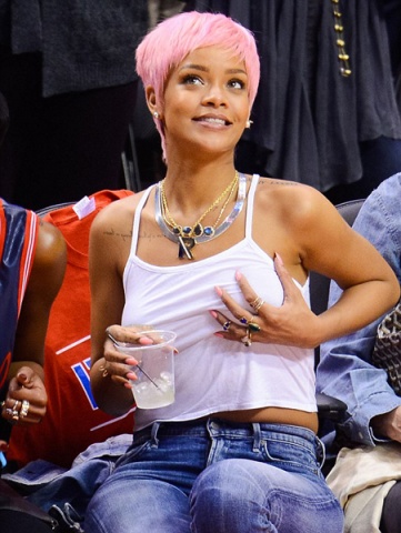 Rihanna'nın saçları pembe oldu!